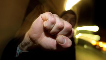 Symbolbild:  Karl-Josef Hildenbrand / dpa
Ein 28-Jähriger versuchte in Tirschenreuth auf einen anderen Mann einzuschlagen.