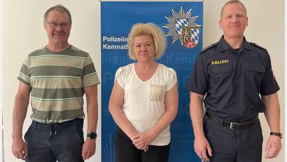Bild: Polizei Kemnath/exb
Von links: Ermittler Hubert Scherm und Dienststellenleiter Kai Hoffmann von der Polizeiinspektion Kemnath danken Christine Meyer für ihr aufmerksames Handeln.