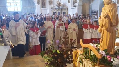 Bild: mas
Feierlicher Einzug in die geschmückte Felixkirche mit Geistlichkeit und Ministranten.
