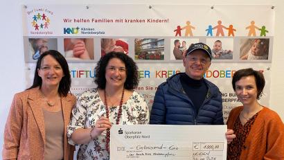 Bild: Michael Reindl/Kliniken Nordoberpfalz/exb
Toni Schatzberger (Zweiter von rechts), Präsident des Rotary Club Stiftland, übergab eine Spende über 1.000 Euro an den Bunten Kreis. Grit Mediger, Marina Luttels und Anja Schricker (von links nach rechts) bedankten sich für die Unterstützung.
