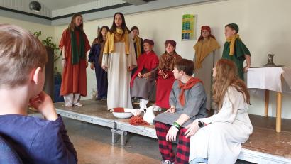 Bild: Susanne Götte/exb
Die Theatergruppe der evangelischen Kirchengemeinde Wirbenz setzte beim Dekanatskinderkirchentag drei biblische Team-Geschichten gekonnt in Szene.