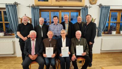 Bild: CSU Ortsverband Weiden-Ost/Forster/exb
Die CSU Weiden-Ost mit Vorsitzenden Hans Forster (sitzend, links) ehrt langjährige Mitglieder in der Jahreshauptversammlung.