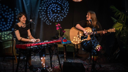 Bild: Arne Marenda/exb
2 Stimmen, 3 Zungen, 6 Saiten, 88 Tasten: das Power-Duo Fischer und Rabe.