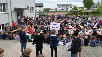Bild: exb
Die Schüler der zweiten und vierten Klasse stellten zu Beginn des Maifestes allerhand Wissenswertes rund um Bayern in einer Lesespur vor und banden dabei die Gäste mit ein.