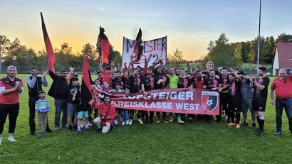 Bild: Jürgen Masching
Die SpVgg Trabitz ist Meister der A-Klasse West. In der kommenden Saison mischt die Mannschaft von der Trainer Thomas Baier in der Kreisklasse mit.