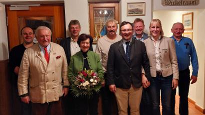 Bild: Brigitte Beer/exb
Die Jagdgenossenschaft Lintach und die Pächterfamilie Schmid feiern das 50-jährige Pachtjubiläum (von links): Stephan Kriegl, Jagdpächter Ulrich Schmid, Jagdvorsteher Peter Beer, Eva-Maria Schmid, Alois Heldmann, Ruppert Schmid, Bürgermeister Alwin Märkl, Maria Schmid und Zweiter Bürgermeister Franz Weiß.