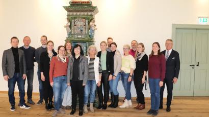 Bild: Stadt Tirschenreuth/exb
Nach 19 Jahren bei der Stadt Tirschenreuth wurde Beate Heinrich (Siebte von links) in den Ruhestand verabschiedet.