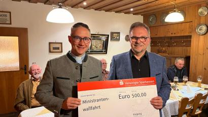 Bild: bey
Kolpingvorsitzender Thomas Müllner (rechts) überreicht an Stadtpfarrer Adam Karolczak (links) einen Scheck über 500 Euro.
