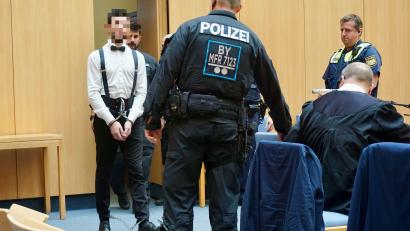 Bild: jut
Der Angeklagte, im feinen Zwirn und mit Hand- und Fußfesseln, wird von Spezialkräften der bayerischen Polizei in den Weidener Gerichtssaal geführt. Ihm wird vorgeworfen, mit Kokain zu handeln.