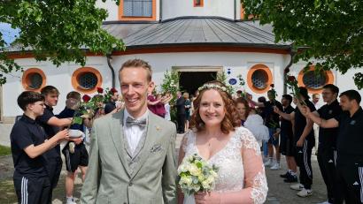 Bild: kro
Freudestrahlend verlassen Teresa und Martin Judas die Kappl und durchschreiten das Ehrenspalier.