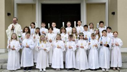 Bild: Photostudio Argauer/exb
Erstkommunion in der Pfarrei Schirmitz: 18 Schirmitzer und 7 Bechtsriether Kinder gehen zum ersten Mal an den Tisch des Herrn.