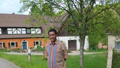 Bild: Gerda Stollner/exb
Pastor Krou Mogab aus dem Senior-Flierl-Pastorenseminar in Papua-Neuguinea kam zu Besuch ins Birgland.
