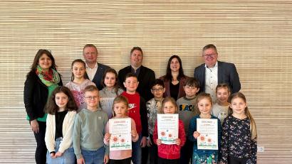 Bild: Julia Rösch/ZV KVS Oberpfalz/exb
Die Klassensprecher der Klassen der Barbara-Grundschule mit den fleißigsten Läufern (vorne) und (hinten, von links) Elke Schmidt, Rektorin der Barbara-Grundschule, Martin Sachsenhauser, VR-Bank-Vorstand, Thomas Retzer, Leiter Marketing VR-Bank, Simone Reinhardt, Geschäftsführerin Zweckverband Kommunale Verkehrssicherheit Oberpfalz, Oberbürgermeister Michael Cerny.