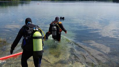 Bild: Thomas Neufeld/exb
Die aktiven Taucher beim Einstieg in den Murner See.