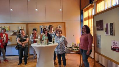 Bild: Pfarrbücherei/exb
Zahlreiche Besucher ließen die Kunstwerke von Anna Windschiegl (rechts) und Christine Kappl (Zweite von rechts) auf sich wirken.