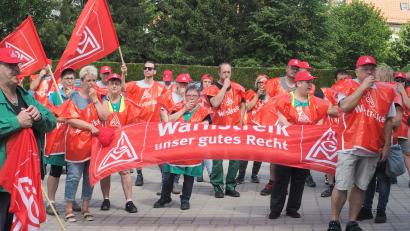 Bild: kek
Nahezu eine ganze Schicht legte bei der Heim & Haus-Kunststofffenster-Produktions-GmbH am Dienstag für eine Stunde die Arbeit nieder.