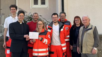 Bild: cro/exb
Pfarrer Georg Gierl (Zweiter von links) übergab 500 Euro im Namen des Pfarrforums Team Fastensuppe an die Helfer vor Ort. Eva Pentner (Vierte von links) freute sich mit ihren HvO-Kollegen über die Spende.