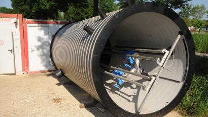Bild: ge
Das neue Pumpwerk liegt schon parat für den Einbau neben der Staatsstraße.