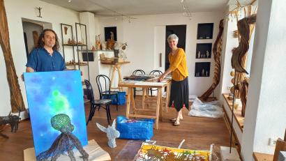 Bild: bl
Vasilij Plotnikov (links) bereitet zusammen mit Klara Ratajczak die Ausstellung in der Galerie Vkus in Schwarzhofen vor, an der auch zwei Künstlerkollegen aus seiner früheren Heimat beteiligt sind.