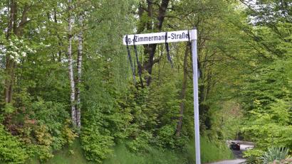 Bild: gi
Trauerflor am Straßenschild an der Georg Zimmermann Straße. Nicht alle Anwohner sind mit der Umbenennung einverstanden.