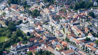 Archivbild: mür
Wie Bürgermeister Stefan Grillmeier in der Bürgerversammlung darlegte, ist die Stadt Mitterteich am Wachsen und Gedeihen. Hinsichtlich der Einwohnerzahlen liegt laut dem Rathauschef inzwischen auf Platz zwei im Landkreis.