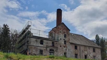 Bild: Petra Kick/exb
Nanu, ein Gerüst an der ehemaligen Schlossbrauerei in Röthenbach? Eher Schutz vor dem Komplettverfall als Zeichen für einen Neubeginn, heißt es auf Nachfrage.
