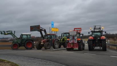 Bild: dob
Am Kreisverkehr an der Umgehungsstraße in Vohenstrauß legen die Landwirte mit ihren Traktoren die Zu- und Ausfahrten lahm.