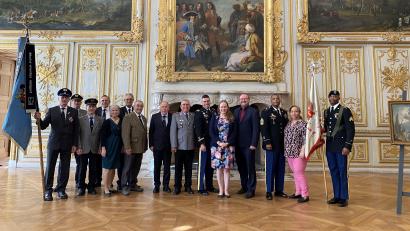 Bild: Kreisverband Amberg-Sulzbach/exb
Die Vertreter aus der Region (von links): Heinz-Peter Ertl, Andreas Schönberger, Norbert Schwendner, Michael Wirth, Heidi Lindthaler, Klaus Paa, Gerhard Lindthaler (alle SRK Freihung), Horst Embacher, Norbert Bücherl, Nicholas Gauvin mit Ehefrau Mary, Bürgermeister Uwe König (Markt Freihung), Donald Glover mit Ehefrau Sabrina sowie die Color Garde der 18. CSSB.