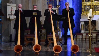 Bild: Kunz
Ungewöhnliche Klänge in der Josefskirche. Die Oberpfälzer Parforcehornbläser haben auch Alphörner im Gepäck.