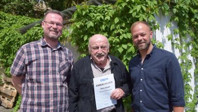 Bild: bö
Seit 60 Jahren gehört Anton Kramer (Mitte) dem CSU-Ortsverband Hohenburg an. Dazu gratulieren Ortsvorsitzender Bastian Wittl (rechts) und Bürgermeister Florian Junkes (links).