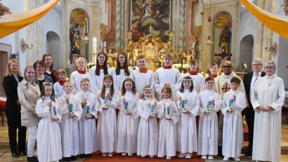 Bild: Angelika Kempf/exb
Unter dem Motto "Jesus ist unser Hirte" feierten zehn Kinder aus Bad Neualbenreuth, Wernersreuth und Pfaffenreuth Erstkommunion.