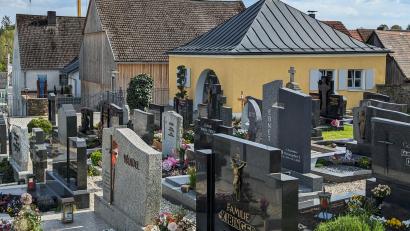 Bild: wrl
Für die hoheitlichen Aufgaben der Stadt bei Bestattungen am Friedhof Schönsee stehen künftig zwei Unternehmen zur Auswahl.