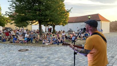 Archivbild: aub
Die Sommerpicknicks im Schlosshof, dem Garten des Amtes für Breitband, Digitales und Vermessung, sind seit ein paar Jahren ein fester Bestandteil des Kulturprogramms der Stadt Nabburg.