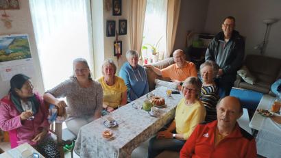 Bild: dlu
Vereinsvertreter beim Geburtstagsbesuch: (von links) Mila Marx, Sigrid Titze, Edeltraud Stollner, Marita Vetter, der Jubilar Johann Ludwig, (vorne rechts) Reinhold Thümmler, Hannelore Hampel, Jutta Haas, (hinten stehend) Dieter Link.
