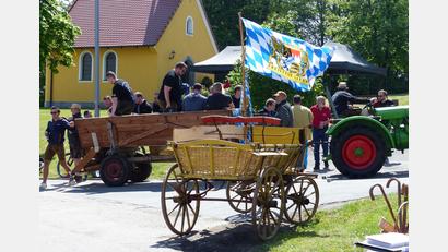 Bild: sl
Zum Kapellenjubiläum und Gartenfest der Feuerwehr in Wittschau ist der ganze Ort auf den Beinen. Sogar mit landwirtschaftlichen Gerätschaften kommen die Besucher.