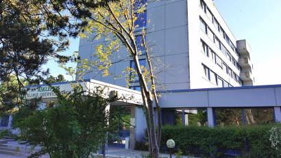 Bild: Portner
Die Asklepios-Klinik Oberviechtach in der Abendsonne. Bürgermeister Rudolf Teplitzky informiert den Stadtrat über den Gesprächstermin mit Gesundheitsministerin Judith Gerlach in München.