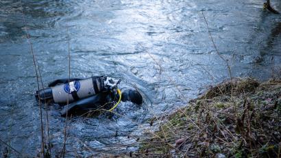 Symbolbild: Christoph Schmidt/dpa
Auch Polizeitaucher (hier ein Symbolbild) waren am Dienstag in Maxhütte-Haidhof (Landkreis Schwandorf) im Einsatz. Sie suchten einen Weiher nach weiteren Beweisen ab. Auch ein Waldstück wurde durchkämmt.
