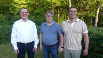 Bild: rn
Bürgermeister Marcus Gradl gratuliert Michael König und Peter Teschke (von rechts) zur Wahl und dankt für die Übernahme der Ehrenämter.