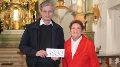 Bild: Franz Völkl/exb
Christa Wildenauer übergibt in der Wallfahrtskirche auf dem Fahrenberg eine Spende von 1000 Euro an den Waldthurner Pfarrer Norbert Götz. Das Geld stammt aus dem Trödelmarktverkauf von Waren aus der Marktgemeinde Waldthurn.