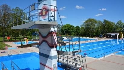 Bild: jr
Blick auf das Mitterteicher Freibad, das am Pfingstsamstag, 18. Mai, die diesjährige Badesaison eröffnen wird.