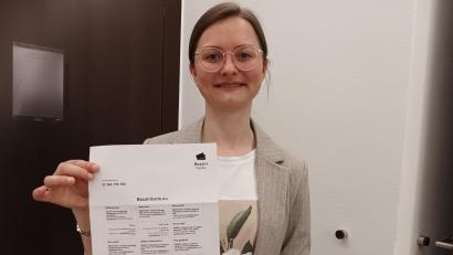 Bild: as
Sozialamtsleiterin Judith Sollfrank zeigt das Muster einer Bezahlkarte, wie sie in den nächsten Wochen an alle bezugsberechtigten Asylbewerber im Landkreis ausgegeben wird,