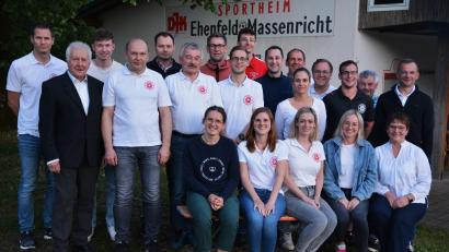 Bild: fdl
Das neue Führungsteam der DJK Ehenfeld-Massenricht zusammen mit den ausgeschiedenen Ausschuss- und Vorstandsmitgliedern und dem Vorsitzenden des DJK-Kreisverbands Weiden und DJK Landesvizepräsidenten Sigmund Balk (stehend, Zweiter von links) und Drittem Bürgermeister Hermann Gebhard (stehend, rechts).