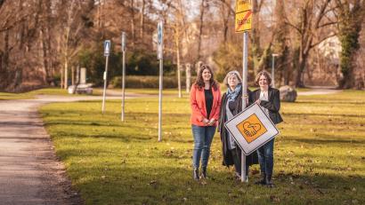 Bild: Michael Golinski/exb
Eine Stadt ohne Vielfalt ist nicht bunt. Am 28. Mai beteiligt sich die Stadt Amberg am Diversity-Tag. Stellvertretend für alle Beteiligten (von links): Nadine Gräml (Gleichstellungsbeauftragte der Stadt Amberg), Andrea Rausch (CJD-Jugendmigrationsdienst) und Katrin Bäumler (Demokratie Leben!).