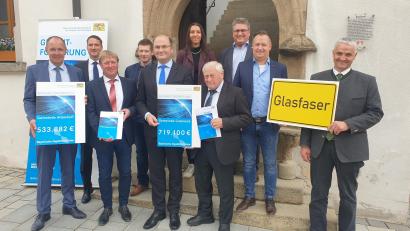 Bild: Thomas Prey/exb
Das Bild zeigt Vertreter der Gemeinden Altendorf und Guteneck mit Staatsminister Albert Füracker sowie der Führungsspitze des Amts für Breitband, Digitalisierung und Vermessung in Nabburg.