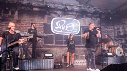Archivbild: bsc
Die Pop-Rock-Coverband „Pop nach 8" heizt am Samstag beim Gründungsfest des TSV Neualbenreuth ein. Dieses Foto entstand 2023 beim Herbstfest in Friedenfels.