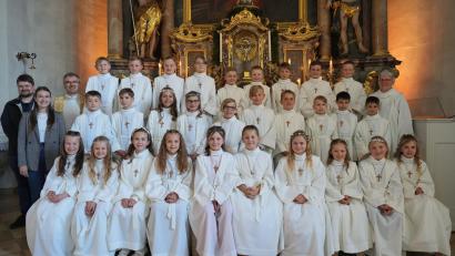 Bild: Christian Adam/exb
29 Kinder empfingen in Erbendorf die Erste Heilige Kommunion.