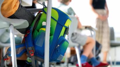 Bild: Sven Hoppe/dpa/Symbolbild
Ein Rucksack hängt im Klassenzimmer am Tisch eines Grundschülers.
