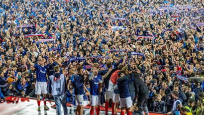 Bild: Axel Heimken/dpa
Die Kieler Spieler feierten mit den Anhängern, die nach dem Schlusspfiff auf das Spielfeld gestürmt waren.