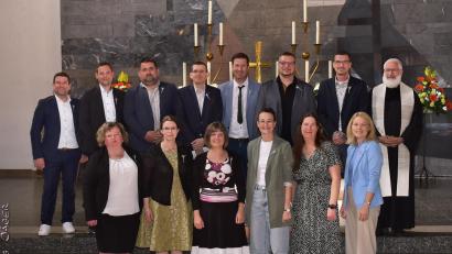 Bild: Fotohaus Jäger
14 Frauen und Männer schauten auf ihre Konfirmation im Jahr 1999 zurück.