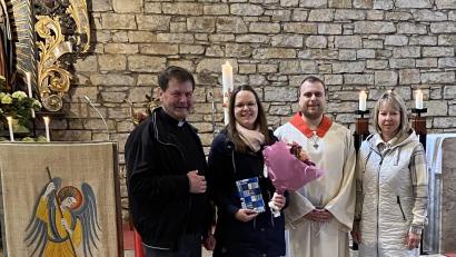 Bild: Sabine Guttenberger/exb
Pfarrer Hans Zeltsperger verabschiedet Michaela Pirner (von links). Mit im Bild Markus Pesold und Pfarrgemeinderatsvorsitzende Sabine Guttenberger.